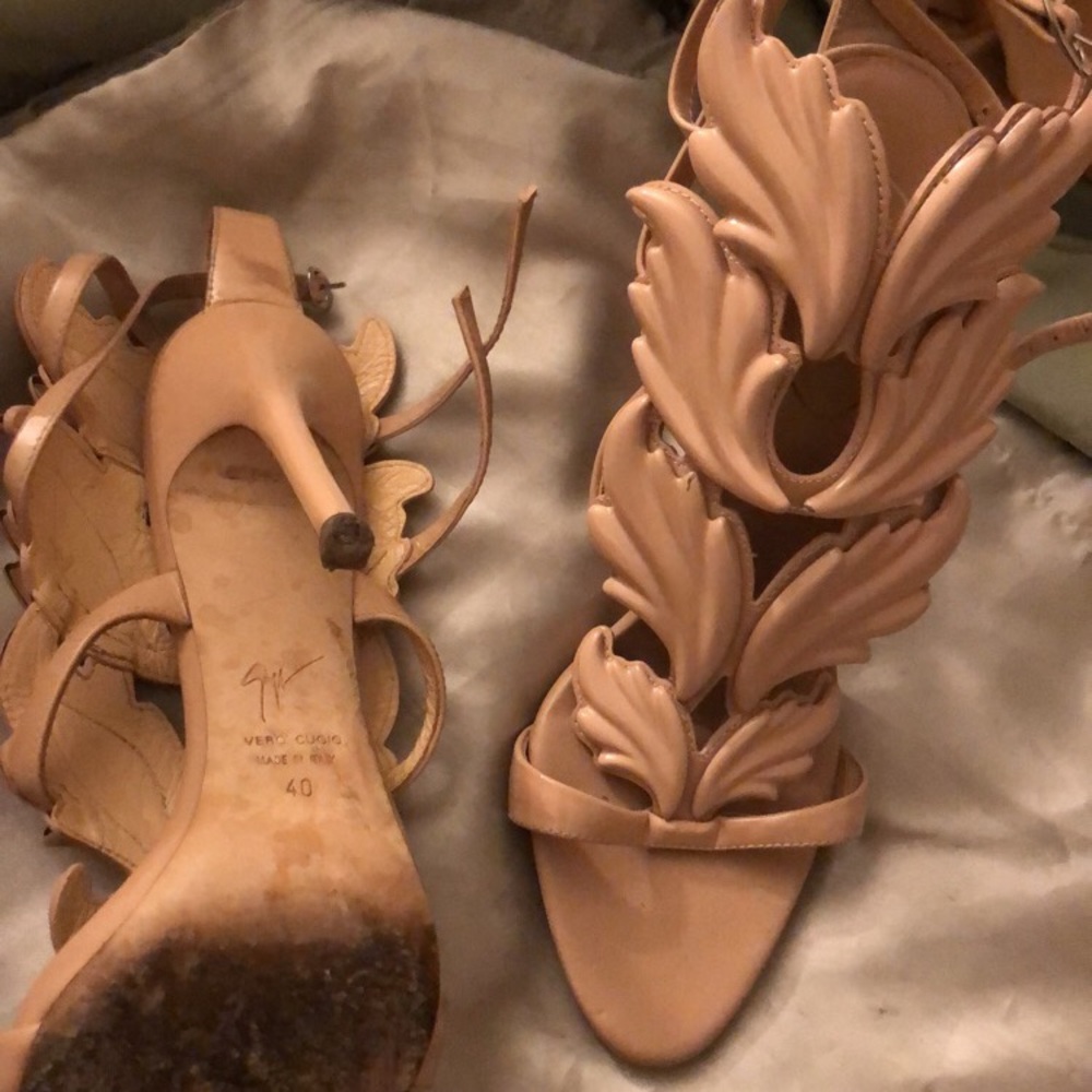 Giuseppe wing heels
